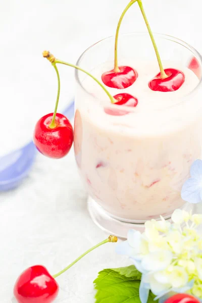 Erfrischendes Sommergetränk Fruchtcocktail Kirschen — Stockfoto