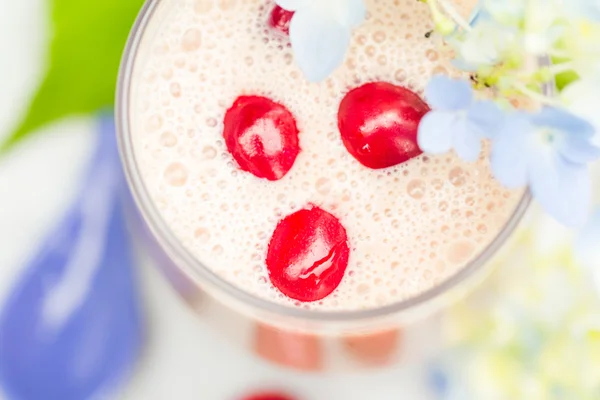 Erfrischendes Sommergetränk Fruchtcocktail Kirschen — Stockfoto