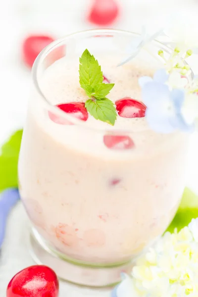 Boisson estivale rafraîchissante cocktail de fruits cerises — Photo