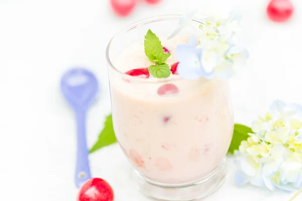 Refrescante bebida de verano frutas cóctel cerezas —  Fotos de Stock