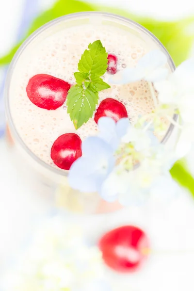 Refrescante verão bebida fruta coquetel cerejas — Fotografia de Stock