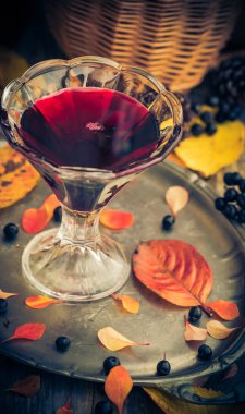 Sonbahar mutfak Kupası tentür chokeberry ahşap masa