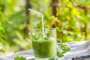 Taze Mus salatalık kereviz fesleğen