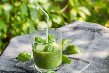 Taze Mus salatalık kereviz fesleğen