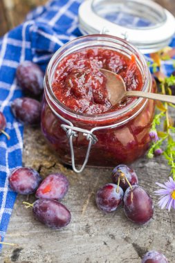 Erik reçeli ahşap masa kavanozlar