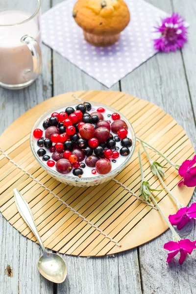 Ontbijt Tuin fruit aalbessen kruisbessen karnemelk — Stockfoto