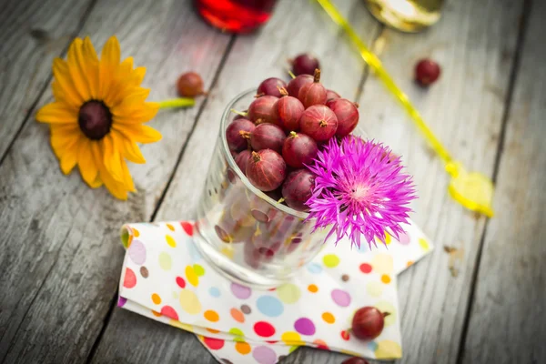 Summer wooden dessert fruit gooseberry colorful drinks — Stock Photo, Image