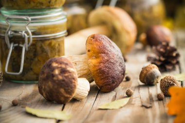 Marine mantar kavanozlar ahşap masa