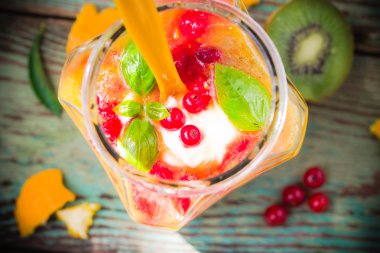 Meyve güler yüzlü kivi turuncu kırmızı kuş üzümü