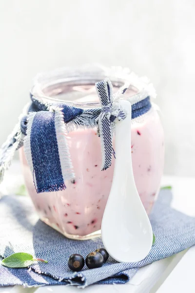 Meduňka lékařská koktejl černý rybíz jogurt — Stock fotografie