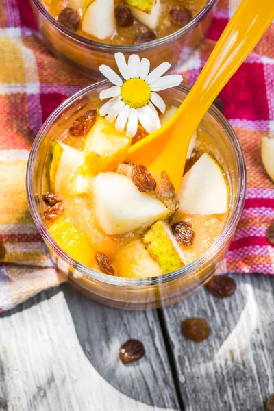 Fruchtiges Dessert Birnen Nektarinen Rosinen — Stockfoto