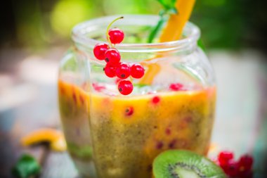 Kokteyl kivi meyve portakal kırmızı kuş üzümü