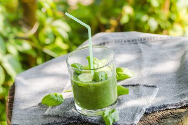 Taze Mus salatalık kereviz fesleğen