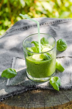 Yeşil smoothie taze salatalık kereviz fesleğen