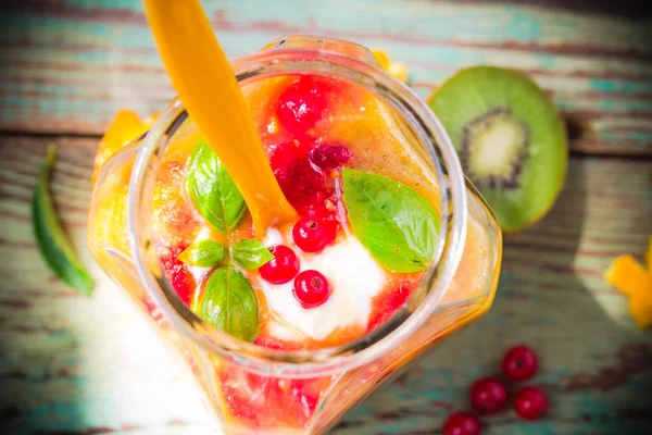 Meyve güler yüzlü kivi turuncu kırmızı kuş üzümü