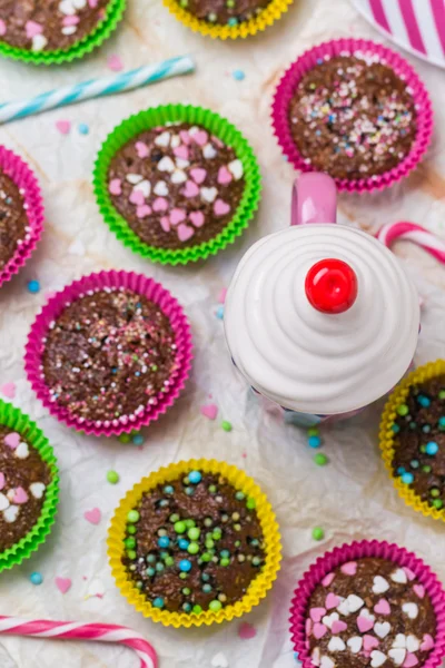 Muffins corações coloridos bolos doces amor — Fotografia de Stock