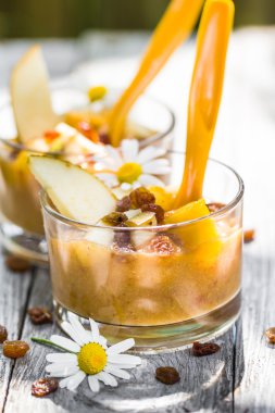 Meyve baş döndürücü lezzetli armut köpüğü kuru üzüm