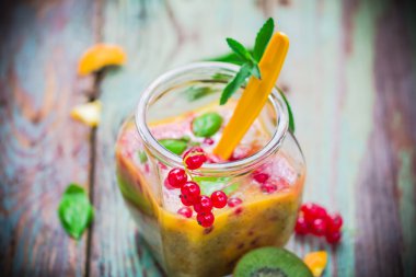 Kokteyl kivi meyve portakal kırmızı kuş üzümü