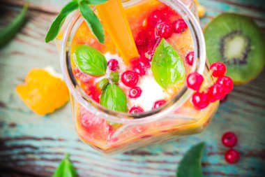 Kokteyl kivi meyve portakal kırmızı kuş üzümü