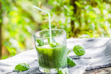 Yeşil smoothie taze salatalık kereviz fesleğen