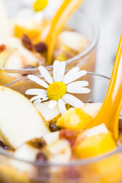 Obst schwindelig köstliche Birnenmousse Rosinen — Stockfoto