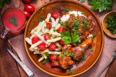 Tavuk kanatları domates sos yeşil fasulye Pilav