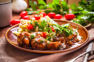 Pirinç ve yeşil fasulye domates soslu tavuk