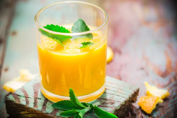 Juice på färska apelsiner lämnar stevia — Stockfoto