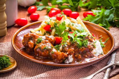 Tavuk kanatları domates sos yeşil fasulye Pilav