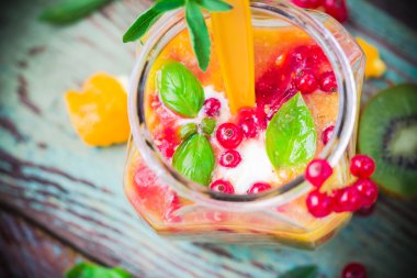 Kokteyl kivi meyve portakal kırmızı kuş üzümü