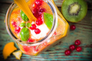 Meyve güler yüzlü kivi turuncu kırmızı kuş üzümü