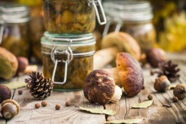 Marine mantar kavanozlar ahşap masa