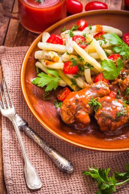 Tavuk kanatları domates sos yeşil fasulye Pilav