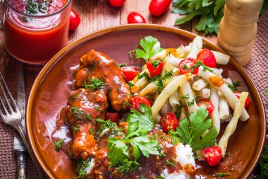 Tavuk kanatları domates sos yeşil fasulye Pilav