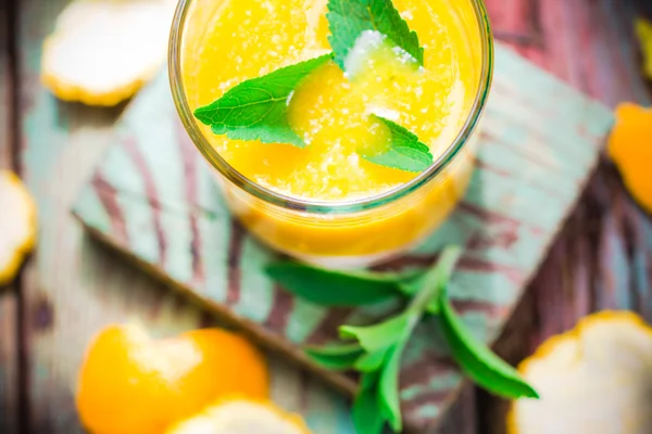 Juice på färska apelsiner lämnar stevia — Stockfoto