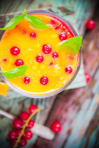 Frukt hälsa sommaren orange vinbär mousse — Stockfoto