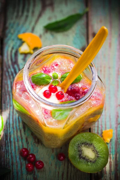 Groselhas vermelhas de kiwi smoothie de frutas — Fotografia de Stock
