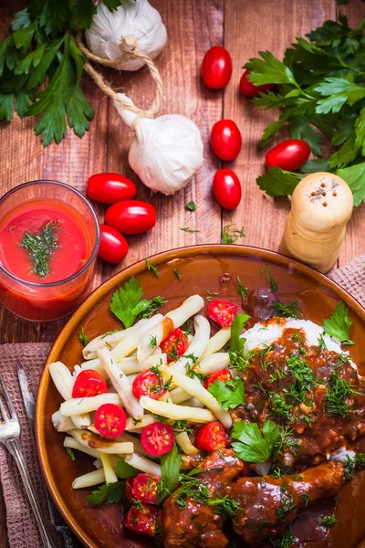 Chicken in tomato sauce with rice and green beans — Stock Photo, Image