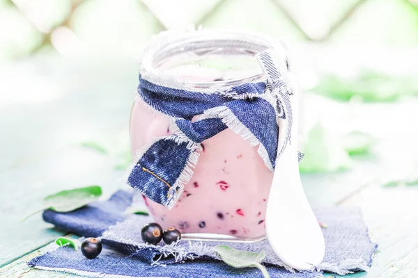 Yoghurt cocktail zwarte bessen melissa — Stockfoto