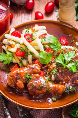 Pirinç ve yeşil fasulye domates soslu tavuk