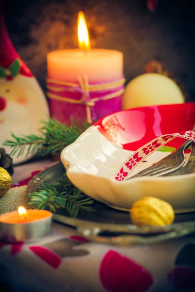 欢乐地装饰圣诞表餐具蜡烛心情 — 图库照片