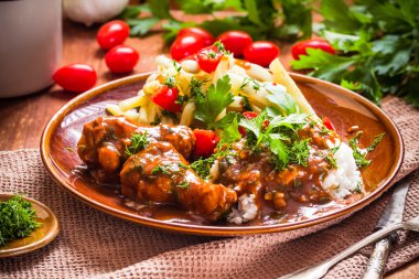 Pirinç ve yeşil fasulye domates soslu tavuk