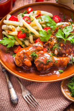 Pirinç ve yeşil fasulye domates soslu tavuk