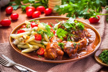 Tavuk kanatları domates sos yeşil fasulye Pilav