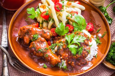 Tavuk kanatları domates sos yeşil fasulye Pilav