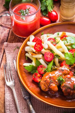 Tavuk kanatları domates sos yeşil fasulye Pilav