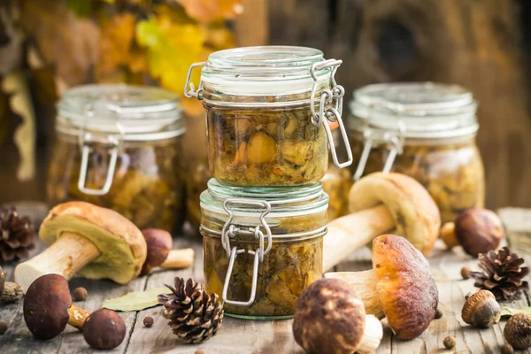 Herbsternte Wald Vorbereitung eingelegte Pilze — Stockfoto