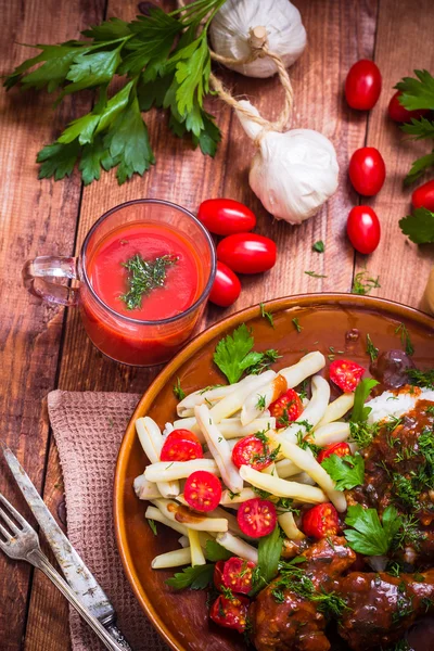 Chicken wings tomato sauce green beans rice — Stock Photo, Image