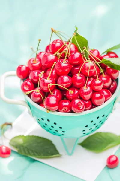 Vers rood fruit van kersen groene vergiet — Stockfoto