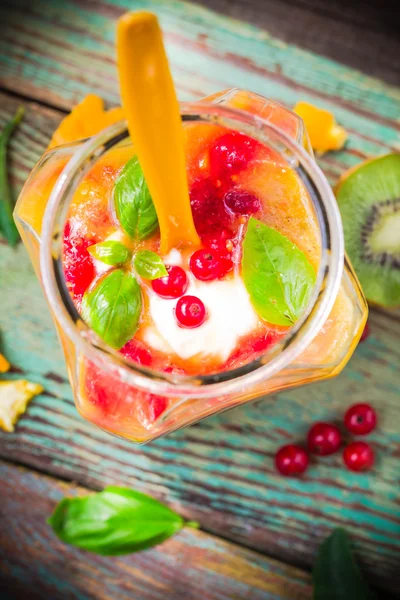 Groselhas vermelhas de kiwi smoothie de frutas — Fotografia de Stock